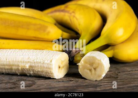 Reife Banane auf einem Holztisch in Scheiben geschnitten Stockfoto