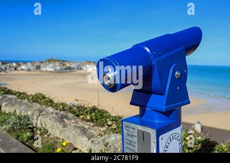 Ein Pay as you go Teleskop untersucht den Fischerhafen von St. Ives in Cornwall. Beliebt bei Künstlern und berühmt für seine ‘Licht’. Zum atlantischen coa Stockfoto