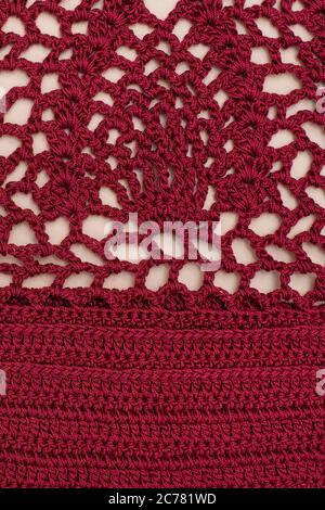Gestricktes Lochmuster, burgunderrot. Strukturierte Qualität Stockfoto