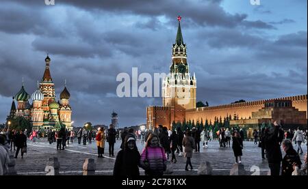 Moskau, Russland. Der Rote Platz ist der Treffpunkt für Touristen und Moskowiter in der Abenddämmerung. Der Rote Platz gilt oft als zentraler Platz Moskaus, da die wichtigsten Straßen Moskaus, die mit den wichtigsten Autobahnen Russlands verbunden sind, vom Platz stammen. Der Rote Platz, ein UNESCO-Weltkulturerbe, trennt den Kreml, die ehemalige königliche Zitadelle und jetzt die offizielle Residenz des Präsidenten von Russland, von einem historischen Handelsviertel, das als Kitai-Gorod bekannt ist. Stockfoto