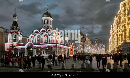 Blick auf die Kasaner Kathedrale in der Nacht und die beleuchtete Straße des Heiligen Nikolaus, auf dem Roten Platz, Moskau, das bekannteste klassische Wahrzeichen Russlands und UNESCO-Weltkulturerbe. Stockfoto