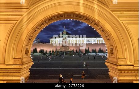 Moskau, Russland. Blick auf Lenin Mausoleum und Kreml durch eine der Arkaden des GUM-Einkaufszentrums auf dem Roten Platz, Wahrzeichen von Moskau. Stockfoto