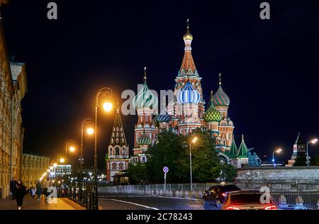 Moskau. Von der Ausfahrt Straße des Roten Platzes, Blick auf die bunte Kathedrale des heiligen Basilius beleuchtet in der Nacht Moskau, Stockfoto