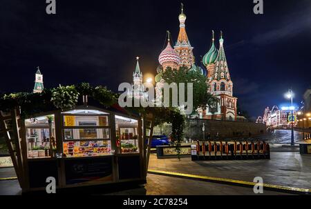 Moskau. Vom Vasilievsky Hang, Blick auf die bunte Kathedrale des heiligen Basilius beleuchtet in der Nacht auf dem Roten Platz, Stockfoto
