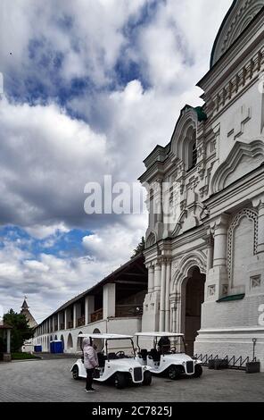 Russland, Astrachan Oblast. Elektroauto vor dem Haupttor des Kremls.Astrachan Stadt Stockfoto