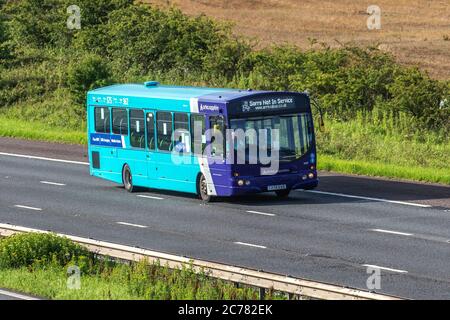 Arriva Sapphire DAF-Eindeckerbus; Fahrzeuge für den Fahrzeugverkehr, Fahrzeuge für den Personenverkehr auf britischen Straßen, Motoren für öffentliche Verkehrsmittel, Autobahnnetz M6. Stockfoto