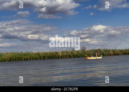 Russland, Astrachan Oblast Wolga Delta, in der Mündung der Wolga Männer Fischerei mit dem Boot (Störangeln Region) Stockfoto