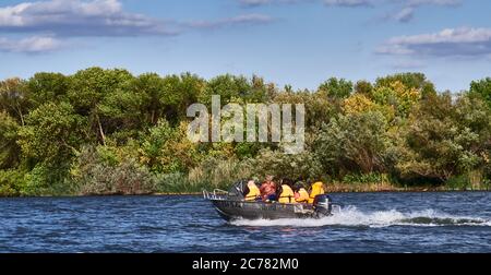 Russland, Astrachan Oblast, Wolga Delta, EIN Boot, das eine Familie in der Wolga Mündung transportiert Stockfoto