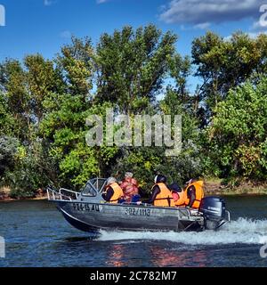 Russland, Astrachan Oblast, Wolga Delta, EIN Boot, das eine Familie in der Wasser-Sport-Wolga Mündung Stockfoto