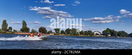 Russland, Astrachan Oblast, Wolgadelta, Wolgadelta, Russland. September 22, 2019. Das Wolgadelta hat eine Länge von etwa 160 Kilometern (99 Meilen) und umfasst bis zu 500 Kanäle und kleinere Flüsse. Es ist das größte Flussdelta Europas und liegt in der Kaspischen Depression. Wir schminken nur Fischer und Basen für Touristen von der Flora und Fauna des Deltas verführt, die auf kleinen Motorbooten wagen. Stockfoto