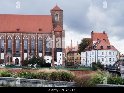 Polen, Breslau Stadt, Provinz Niederschlesien., . Die erhabene gotische Backsteinkirche unserer Lieben Frau aus dem 14. Jahrhundert dominiert die kleine Insel Sand Island (Wyspa Piasek) Stockfoto