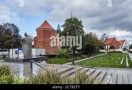 Polen, Breslau Stadt, Provinz Niederschlesien.M&#x142,y&#x144,ska. Die Granitstatue von Papst Johannes Paul II. Vor der Saint-Martin Kirche im ältesten Stadtteil der Stadt. Erbaut auf der sandigen Insel Wroc &#x142, AW, an der oder. Stockfoto