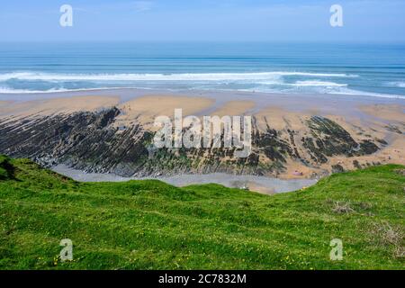 Der Strand an der Sandymouth Bay, Nord Cornwall, England, Großbritannien. Stockfoto