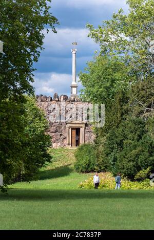 11. Juli 2020, Sachsen-Anhalt, Wörlitz: Blick auf die antike Säule Pompejis im Wörlitzer Park. Der weitläufige Park wurde unter der Regentschaft von Fürst Leopold III. Friedrich Franz von Anhalt-Dessau (1740-1817) errichtet. Es ist ein UNESCO-Weltkulturerbe. Foto: Stephan Schulz/dpa-Zentralbild/ZB Stockfoto