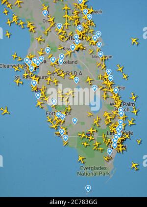 Flugverkehr über Florida, USA (14. juli 2020, UTC 22.08), im Internet mit Flightradar 24-Website, während der Coronavirus-Pandemie Stockfoto