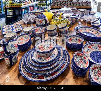 Boleslawiec, Niederschlesien, Polen. Traditionelle mehrfarbige polnische Keramik in der touristischen Stadt Boleslawiec im Laden der Manufaktur Boleslawiec Stockfoto