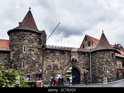 Polen, Dorf Czocha, Kreis Luban, Niederschlesien die Burg Czocha ist eine Verteidigungsburg im Dorf Czocha, am Leniasee, in der Nähe des Flusses Kwisa gelegen. Czocha Burg wurde auf Gneis Felsen gebaut, und sein ältester Teil ist der Berghof, zu dem Wohnbauten später hinzugefügt wurden. Die Entstehung der Steinburg geht auf das Jahr 1329 zurück. Stockfoto