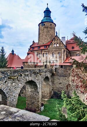 Polen, Czocha Dorf, Luba&#x144, Grafschaft, Niederschlesien die Czocha Burg ist eine Verteidigungsburg im Dorf Czocha, liegt am See Le&#x15b,nia, in der Nähe des Flusses Kwisa. Czocha Burg wurde auf Gneis Felsen gebaut, und sein ältester Teil ist der Berghof, zu dem Wohnbauten später hinzugefügt wurden. Die Entstehung der Steinburg geht auf das Jahr 1329 zurück. Stockfoto