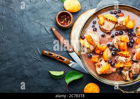 Gebackenes Fleisch in Rotwein mit Aprikose in Gusseisen Pfanne.Copy Raum Stockfoto