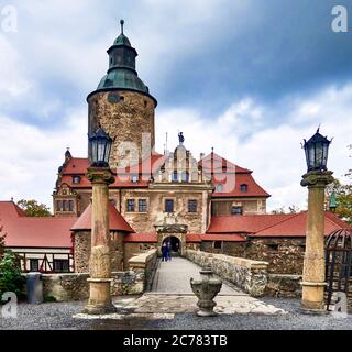 Polen, Dorf Czocha, Luba? Landkreis, Niederschlesien die Burg Czocha ist eine Verteidigungsburg im Dorf Czocha, liegt am See Le?nia, in der Nähe des Flusses Kwisa. Czocha Burg wurde auf Gneis Felsen gebaut, und sein ältester Teil ist der Berghof, zu dem Wohnbauten später hinzugefügt wurden. Die Entstehung der Steinburg geht auf das Jahr 1329 zurück. Stockfoto