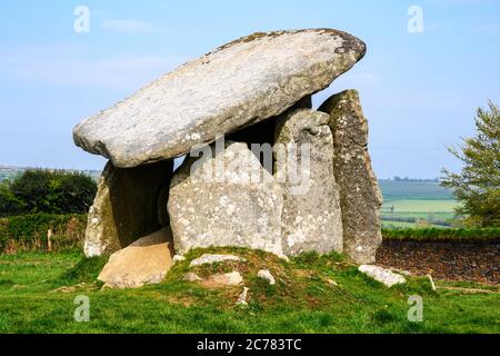 Trethevy Quoit ("das Haus des Riesen") ist ein erhaltenes megalithisches Grab im Weiler Tremar Coombe, Cornwall, England, UK. Stockfoto