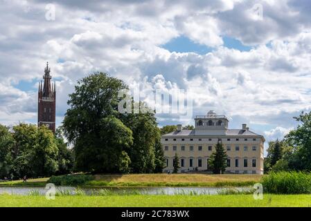 11. Juli 2020, Sachsen-Anhalt, Wörlitz: Blick auf das Schloss und den bibelturm im Wörlitzer Park. Der weitläufige Park wurde unter der Regentschaft von Fürst Leopold III. Friedrich Franz von Anhalt-Dessau (1740-1817) errichtet. Es ist ein UNESCO-Weltkulturerbe. Foto: Stephan Schulz/dpa-Zentralbild/ZB Stockfoto