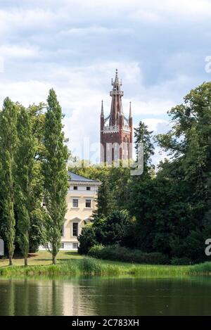 11. Juli 2020, Sachsen-Anhalt, Wörlitz: Blick auf das Schloss und den bibelturm im Wörlitzer Park. Der weitläufige Park wurde unter der Regentschaft von Fürst Leopold III. Friedrich Franz von Anhalt-Dessau (1740-1817) errichtet. Es ist ein UNESCO-Weltkulturerbe. Foto: Stephan Schulz/dpa-Zentralbild/ZB Stockfoto