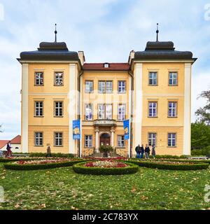 Polen, Niederschlesien, im Dorf Lomnica der Lomnica Palast &quot, großer gotischer Palast &quot, Museumseigentum der Familie von Kuster seit 1835. Die Entstehung der Steinburg geht auf das Jahr 1391 zurück. Der restaurierte Palast beherbergt heute ein komfortables Hotel, ein Restaurant und einen 9 Hektar großen Park und hat seine ganze Schönheit und Pracht wiedererlangt. Stockfoto