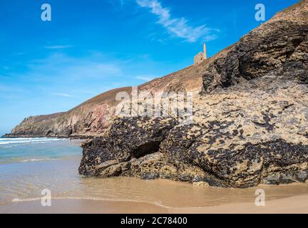 Das Motorenhaus des Townroath Shaft der ehemaligen Mine Wheal Coates, vom Chapel Porth Beach aus gesehen, Cornwall, England, Großbritannien. Stockfoto