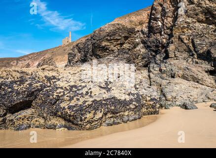 Das Motorenhaus des Townroath Shaft der ehemaligen Mine Wheal Coates, vom Chapel Porth Beach aus gesehen, Cornwall, England, Großbritannien. Stockfoto