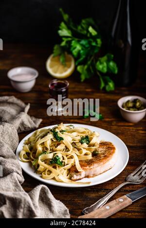 Schweinekotelett Steak mit Pasta Stockfoto