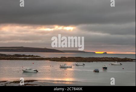 Bullens Bay, Garrettstown, Cork, Irland. Juli 2020. Freizeitboote, die an einem bewölkten Sommermorgen in Bullens Bay bei Garrettstown, Co. Cork, Irland, festgemacht sind. Das Wetter heute ist wechselnd bewölkt mit einigen wenigen Stäuben. Allerdings werden sich im Laufe des Tages lange trockene Zauber entwickeln, mit ein paar Sonnenzaubern möglich und Temperaturen von 17 bis 21 Grad. - Credit; David Creedon / Alamy Live News Stockfoto