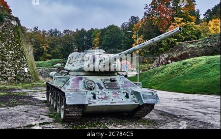 Polen. Alter russischer Panzer T-34-85, wz.1943. In der zweiten Hälfte des 19. Jahrhunderts wurde die preußische Festung nicht mehr für Verteidigungszwecke genutzt. Es wurde als militärischer Lagerraum, ein Gefängnis, und auch als Zwangsarbeitslager verwendet, die elektronische Komponenten für U-Boote und V1 und V2 Raketen während des Zweiten Weltkriegs hergestellt Im Jahr 1960 wurde es in das Verzeichnis der historischen Denkmäler eingetragen. Die Website beherbergt ein Museum und Objekte wie dieser Tank, der während des zweiten Krieges verwendet wurde. Stockfoto