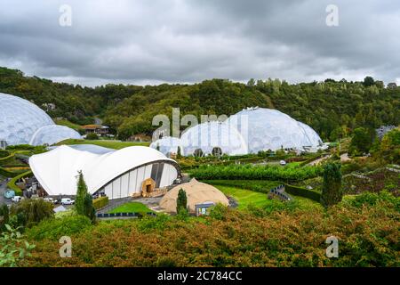 Überblick über das Eden Project an einem bewölkten Tag, mit Biomassen, Bühne und Arena. Par, Cornwall, England, Großbritannien. Stockfoto