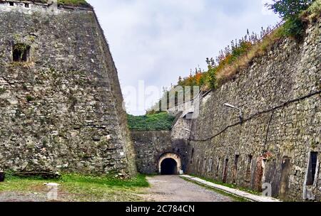 Polen. Die Festung Klodzko ist ein einzigartiger Festungskomplex der Woiwodschaft Niederschlesien im Südwesten Polens.die Festung war einst eine der größten Festungen in Preußisch-Schlesien, im Jahr 1960 wurde sie in das Verzeichnis der historischen Denkmäler eingetragen. Stockfoto