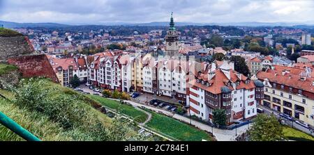 Polen. Niederschlesien, Woiwodschaft Alte Wohnungen und ein Fragment der Festung Klodzko Wand und Blick auf die Stadt Klodzko von der Festung, und, Rathaus mit Renaissance-Turm Stockfoto