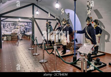 Polen.Niederschlesische Stadt Klodzko. Das Militärmuseum befindet sich im Inneren der Festung K&#x142,odzko die Lagerkammer der Militäruniformen die Festung ist ein einzigartiger Festungskomplex der Woiwodschaft Niederschlesien im Südwesten Polens.die Festung war einst eine der größten Hochburgen in Preußisch-Schlesien, im Jahr 1960, Es wurde in das Verzeichnis der historischen Denkmäler eingetragen. Stockfoto