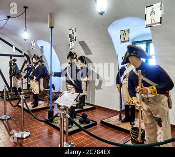 Polen.Niederschlesische Stadt Klodzko. Das Militärmuseum befindet sich im Inneren der Festung K&#x142,odzko die Lagerkammer der Militäruniformen die Festung ist ein einzigartiger Festungskomplex der Woiwodschaft Niederschlesien im Südwesten Polens.die Festung war einst eine der größten Hochburgen in Preußisch-Schlesien, im Jahr 1960, Es wurde in das Verzeichnis der historischen Denkmäler eingetragen. Stockfoto