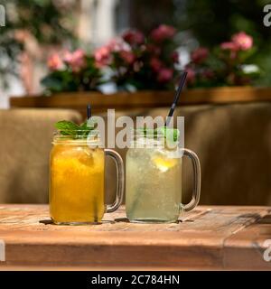 Kalte und erfrischende Zitrusfrucht-Limonade in Maurer-Gläsern mit Orange, Limette und Zitrone. Stockfoto