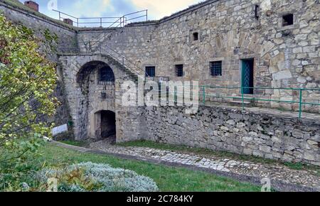 Polen, Dorf Czocha, Luba? Landkreis, Niederschlesien die Burg Czocha ist eine Verteidigungsburg im Dorf Czocha, liegt am See Le?nia, in der Nähe des Flusses Kwisa. Czocha Burg wurde auf Gneis Felsen gebaut, und sein ältester Teil ist der Berghof, zu dem Wohnbauten später hinzugefügt wurden. Die Entstehung der Steinburg geht auf das Jahr 1329 zurück. Stockfoto