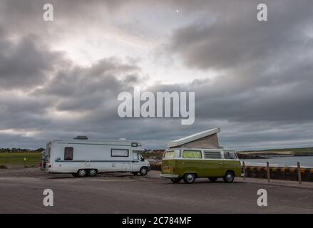 Garrettstown, Cork, Irland. Juli 2020. Ein alter VW-Klassiker-Wohnmobil, der über Nacht an der Küste in Garrettstown, Co. Cork, Irland, geparkt hat. Das Wetter heute ist wechselnd bewölkt mit einigen wenigen Stäuben. Allerdings werden sich im Laufe des Tages lange trockene Zauber entwickeln, mit ein paar Sonnenzaubern möglich und Temperaturen von 17 bis 21 Grad. - Credit; David Creedon / Alamy Live News Stockfoto