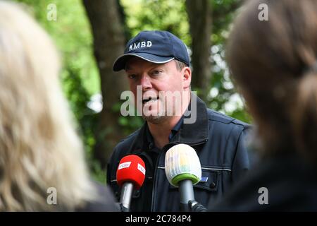 Potsdam, Deutschland. Juli 2020. Mike Schwitzke, Abbruchexperte, im Gespräch mit Journalisten vor Ort. In Potsdam haben die Vorbereitungen für die Entschärfung einer 250 Kilogramm schweren Bombe des Zweiten Weltkriegs begonnen. Rund 7500 Menschen, die in der Sperrzone von rund 800 Metern um das Gelände lebten, mussten bis 8 Uhr morgens ihr Zuhause verlassen.Quelle: Julian Stähle/-/ZB/dpa/Alamy Live News Stockfoto