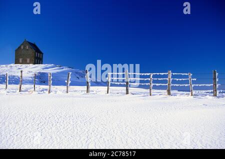 Bauernhof im Winter, Regionaler Naturpark der Vulkane d'Auvergne, Puy de Dome, Frankreich, Europa Stockfoto
