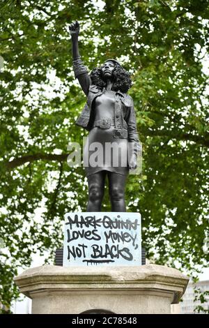 Ein Schild ist am Fuß VON A Surge of Power (jen Reid) 2020, von prominenten britischen Bildhauer Marc Quinn, die in Bristol auf der Stelle der gefallenen Statue des Sklavenhändlers Edward Colston installiert wurde platziert. Stockfoto