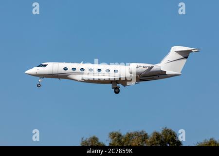 TAG Aviation Malta Gulfstream Aerospace GVII-G500 (9H-MRV) Landebahn 31 am Nachmittag. Stockfoto