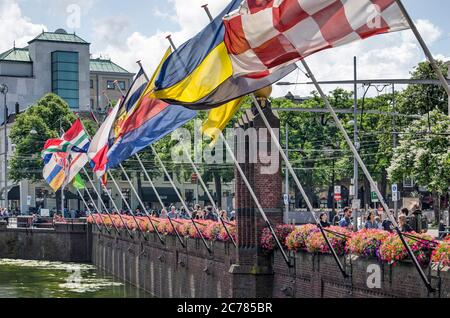 Den Haag, Niederlande, 11. Juli 2020: Flaggen der 12 Provinzen der Niederlande am blühenden Kai des Teiches neben den Häusern von Par Stockfoto