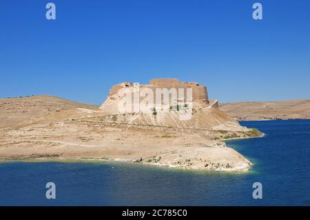 Necm Castle befindet sich in Manbij Syrien. Das Schloss liegt am Ufer des Euphrat. Das Schloss wurde im 100. Jahr vor Christus erbaut Stockfoto