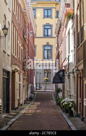 Den Haag, Niederlande, 11. Juli 2020: Blick entlang der Jagerstraat, einer engen Straße in der Altstadt Stockfoto