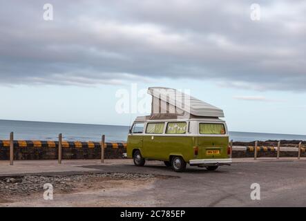 Garrettstown, Cork, Irland. Juli 2020. Ein alter VW-Klassiker-Wohnmobil, der über Nacht an der Küste in Garrettstown, Co. Cork, Irland, geparkt hat. Das Wetter heute ist wechselnd bewölkt mit einigen wenigen Stäuben. Allerdings werden sich im Laufe des Tages lange trockene Zauber entwickeln, mit ein paar Sonnenzaubern möglich und Temperaturen von 17 bis 21 Grad. - Credit; David Creedon / Alamy Live News Stockfoto