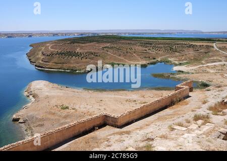 Necm Castle befindet sich in Manbij Syrien. Das Schloss liegt am Ufer des Euphrat. Das Schloss wurde im 100. Jahr vor Christus erbaut Stockfoto